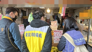 市場攤販遭疑賣爛水果 北市府稽查、業者稱誤拿