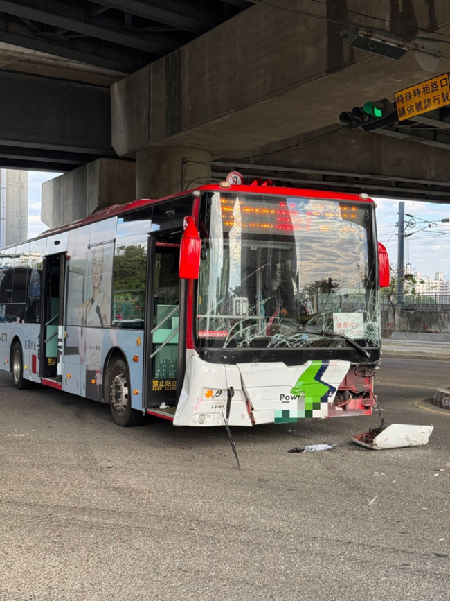 10月才撞死人 台中中鹿客運與自小客車碰撞5人傷 | 華視新聞