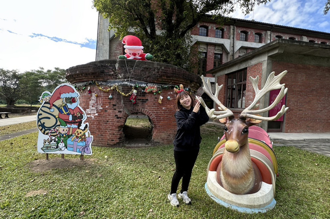 台南水道博物館裝置藝術 耶誕老人鑽百年煙囪基座 | 華視新聞