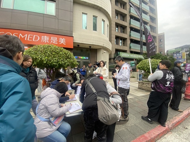 街頭連署罷免藍委徐巧芯、李彥秀 民眾不畏寒冬響應 | 華視新聞