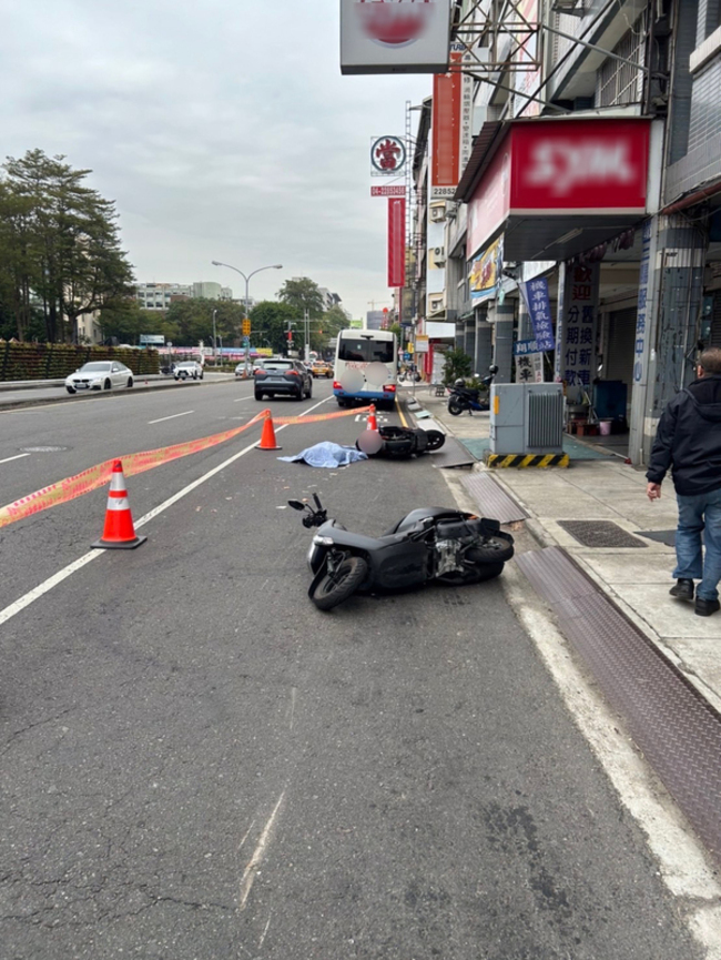 台中男騎車超車與女騎士碰撞  倒地後遭公車輾壓亡 | 華視新聞