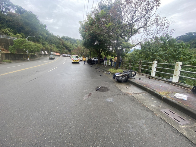 台中小客車疑天雨路滑撞機車 女騎士跌落邊坡不治 | 華視新聞