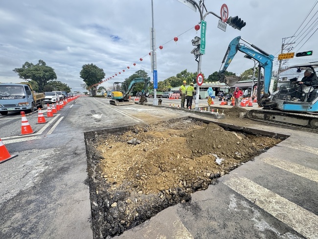 台中豐原大道自來水管線滲漏路面塌陷 搶修回填 | 華視新聞