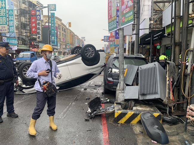 高雄男開車撞壞變電箱 釀136戶停電 | 華視新聞