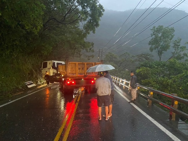 砂石車自撞山壁  蘇花路廊東澳段一度阻斷2小時 | 華視新聞