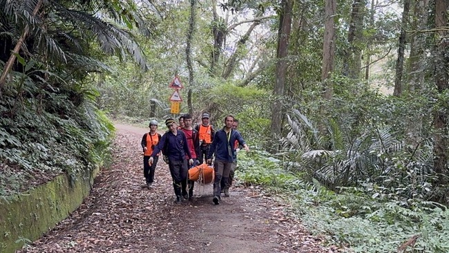 男子登尖石鄉北德拉曼墜谷  救難人員搬運遺體下山 | 華視新聞