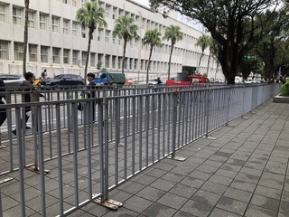 柯文哲涉京華城案遭起訴  北市警架拒馬安維交管