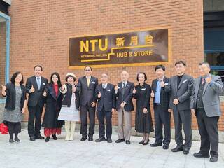 利百代實物捐贈 台大新月台整修變紀念品旗艦店