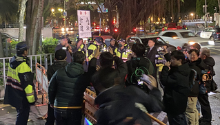 北院晚間開羈押庭  小草場外靜坐、黃國昌現身聽庭