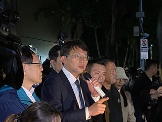 柯文哲獲准交保 場外群眾爆歡呼「法官謝謝你」