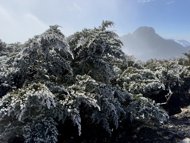 強烈大陸冷氣團來襲 玉山北峰出現霧淞 | 華視新聞