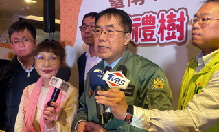 黃偉哲推薦台南好物農特產  大遠百邀民眾試吃