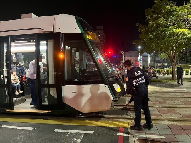 男開車違規左轉擦撞高雄輕軌 遭開罰並函送 | 華視新聞