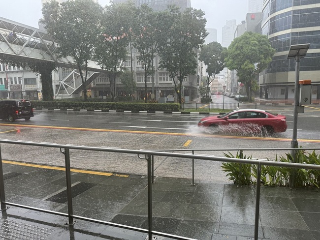 新加坡強降雨淹水 徐若瑄為「救車」淋成落湯雞 | 華視新聞