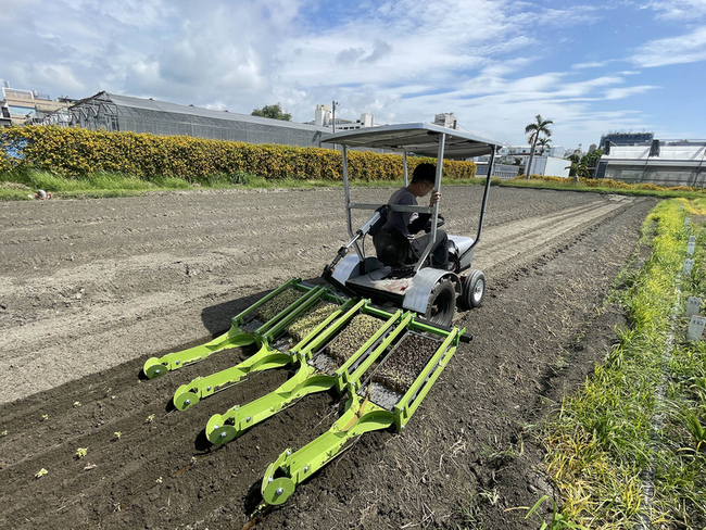 比進口效能翻倍 「四行式」作物苗移植機將上市 | 華視新聞