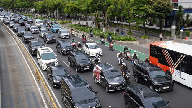 雅加達解決塞車多處禁迴轉 用路人抄小路走「鼠道」 | 華視新聞