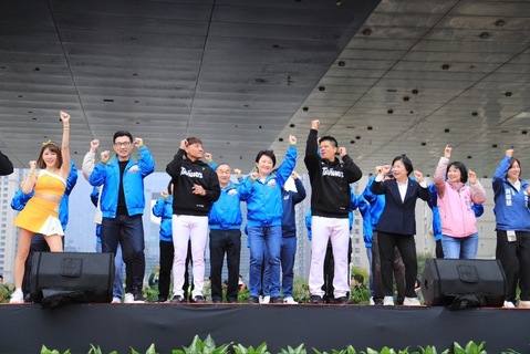 台中元旦升旗12強英雄領唱國歌 大跳台灣尚勇加油舞