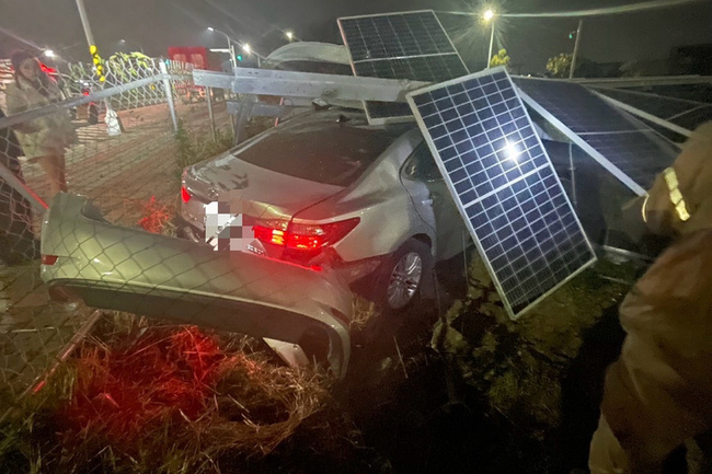 台南自小客車衝出道路 撞太陽能板駕駛當場身亡 | 華視新聞