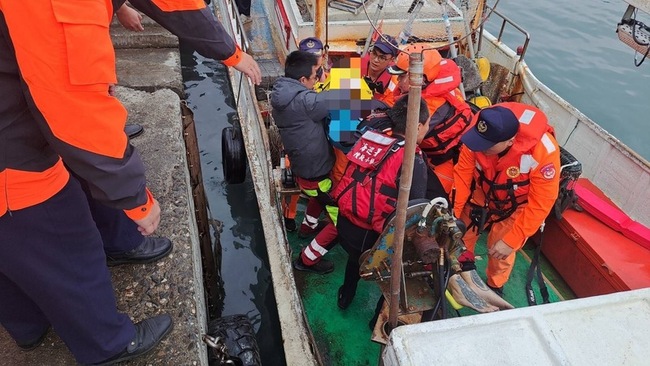 台東富岡漁港1女海面浮沉 送醫恢復生命跡象觀察中 | 華視新聞