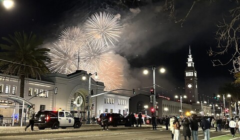 舊金山15分鐘煙火秀迎新年 民眾盼新政府新氣象