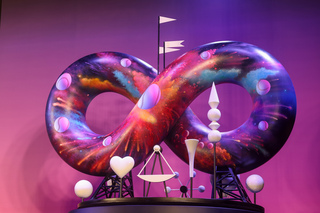 台灣燈會主燈「無限樂園」  抽象符號加棒球元素