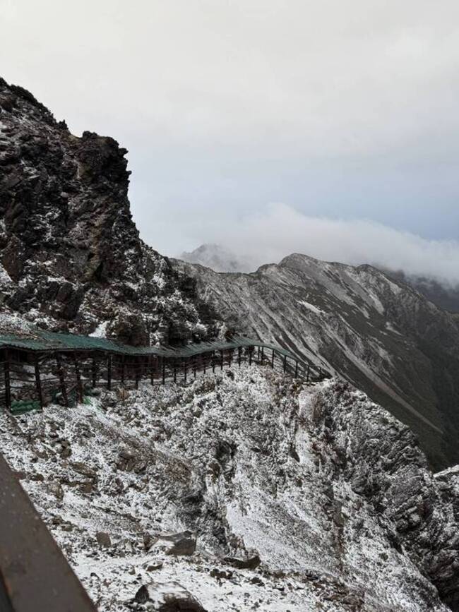 玉山降雪主峰線步道結冰 管理處示警墜谷風險增 | 華視新聞