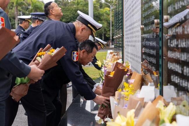 顧立雄獻花追思黑鷹失事殉職將士 緬懷衛國奉獻 | 華視新聞