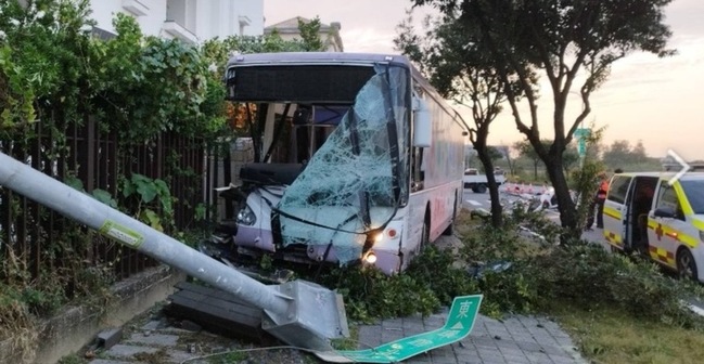 台南公車、小貨車碰撞事故  3人受傷送醫 | 華視新聞