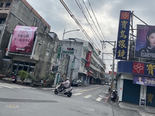 高市林園大批小鳥電線上開趴 排泄物害騎士自摔
