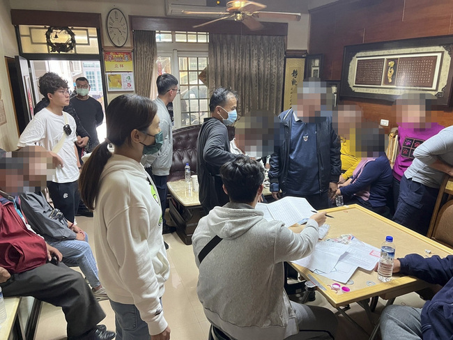 天九牌職業賭場藏岡山民宅遭搜索 22人竄逃被逮送辦 | 華視新聞