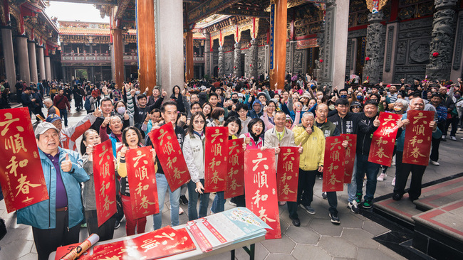 總統副總統聯名春聯夯  蘇巧慧：民眾排隊爭領 | 華視新聞