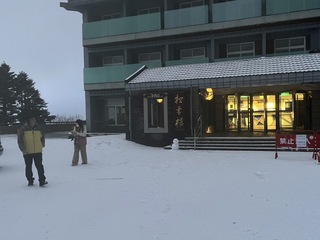 合歡山降雪創入冬最多 追雪族頂低溫排隊衝上山