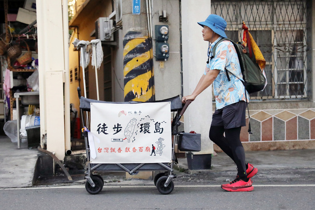 高雄製香師為台祈福  徒步環島訪百廟捐贈手作香 | 華視新聞