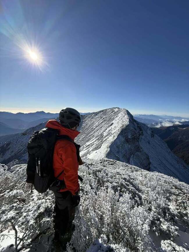 雪霸喜迎2025年首場雪  山友征服主峰讚銀白世界 | 華視新聞