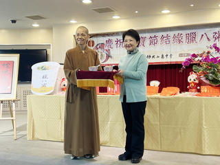 惠中寺逾8千碗臘八粥送中市府 盧秀燕回贈蛇年春聯