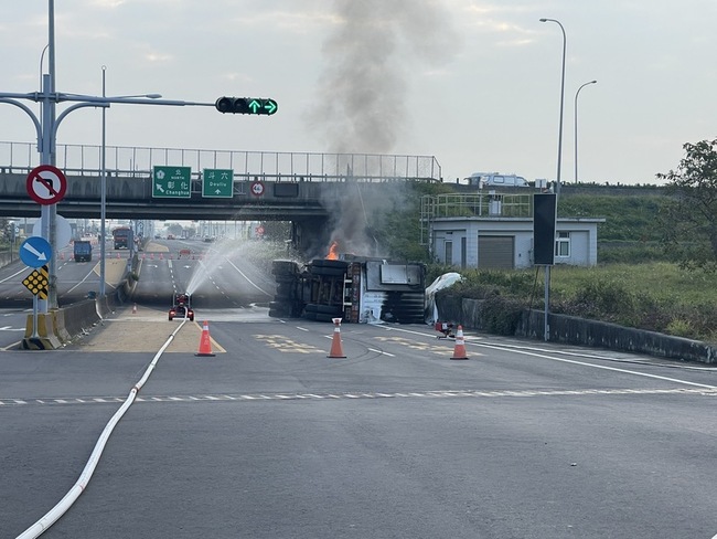 貨車載鋰電池翻覆雲縣道145乙線 儲能櫃燃燒續封路 | 華視新聞