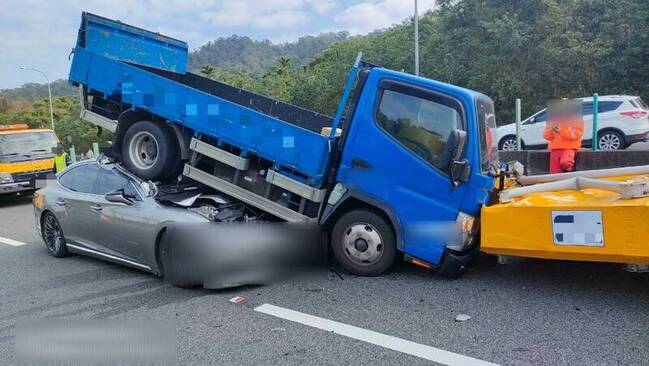 國1銅鑼段貨車追撞緩撞車  自小客再追尾 | 華視新聞