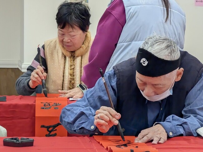 金門書法家現場揮毫寫祝福 盼以春聯傳承文化 | 華視新聞