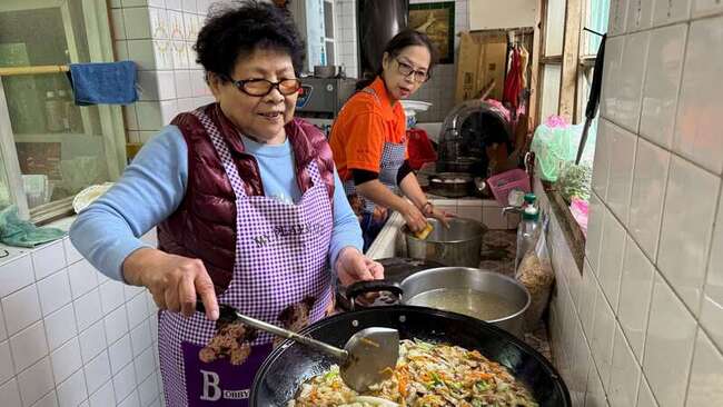 高年級辦桌長者當「水跤」 9旬嬤帶失智兒圍爐 | 華視新聞