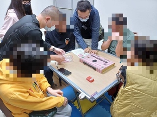 高雄湖內員警涉助女友經營民宅賭場  記2大過免職