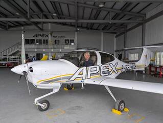 75歲教授熱愛造飛機 開飛機圓最大夢想當生日禮物