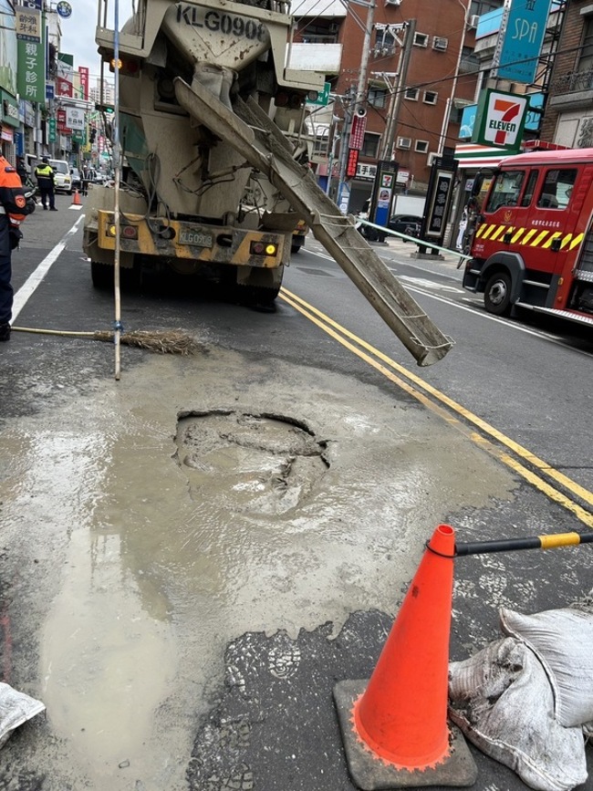 桃園中正路冒坑洞 捷運局：與施工無關 | 華視新聞