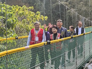 盧秀燕2天1夜「和平專案」 首站視察裡冷吊橋
