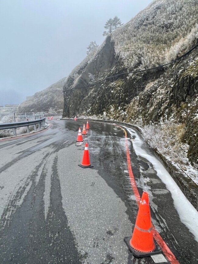 強烈冷氣團路面恐結冰 合歡山公路翠峰至大禹嶺夜封 | 華視新聞