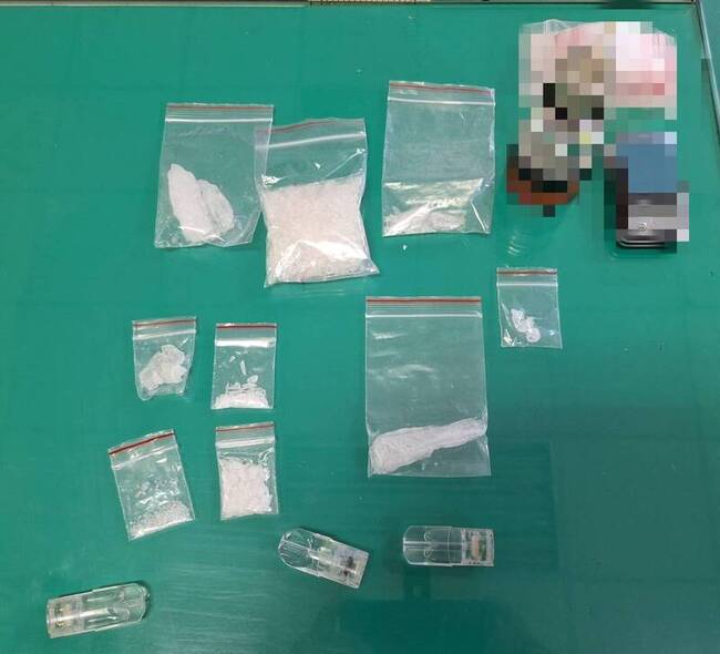 台中車公園繞圈遭警攔查 逃逸自撞起出刀毒4人送辦 | 華視新聞