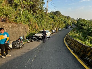 高雄柴山死亡車禍 男大生騎車自摔滑入對向車道遭撞