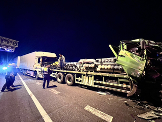 國3後龍路段大貨車追撞  2人受傷送醫