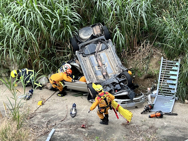 台中北屯區路口2車碰撞 轎車翻覆廍子溪邊坡1死2傷 | 華視新聞