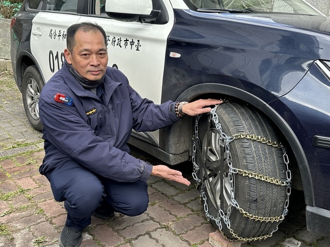 台中最遠派出所 員警冬季特殊勤務幫遊客車綁雪鍊 | 華視新聞