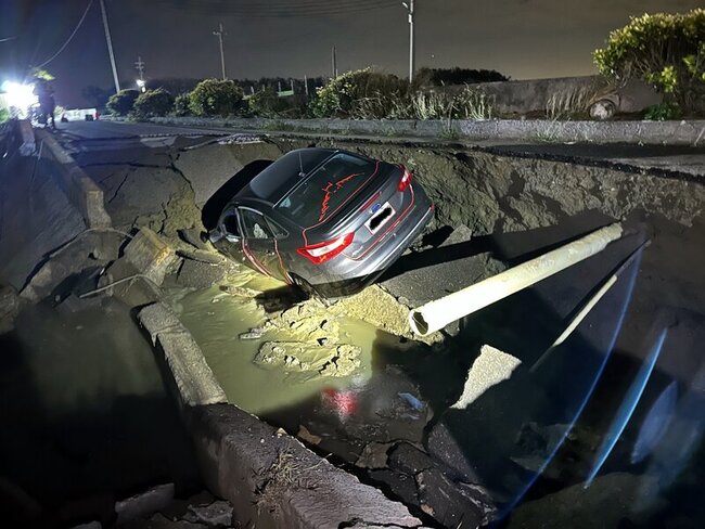 嘉義布袋水防道路坍塌 汽車跌落坑洞駕駛未受傷 | 華視新聞